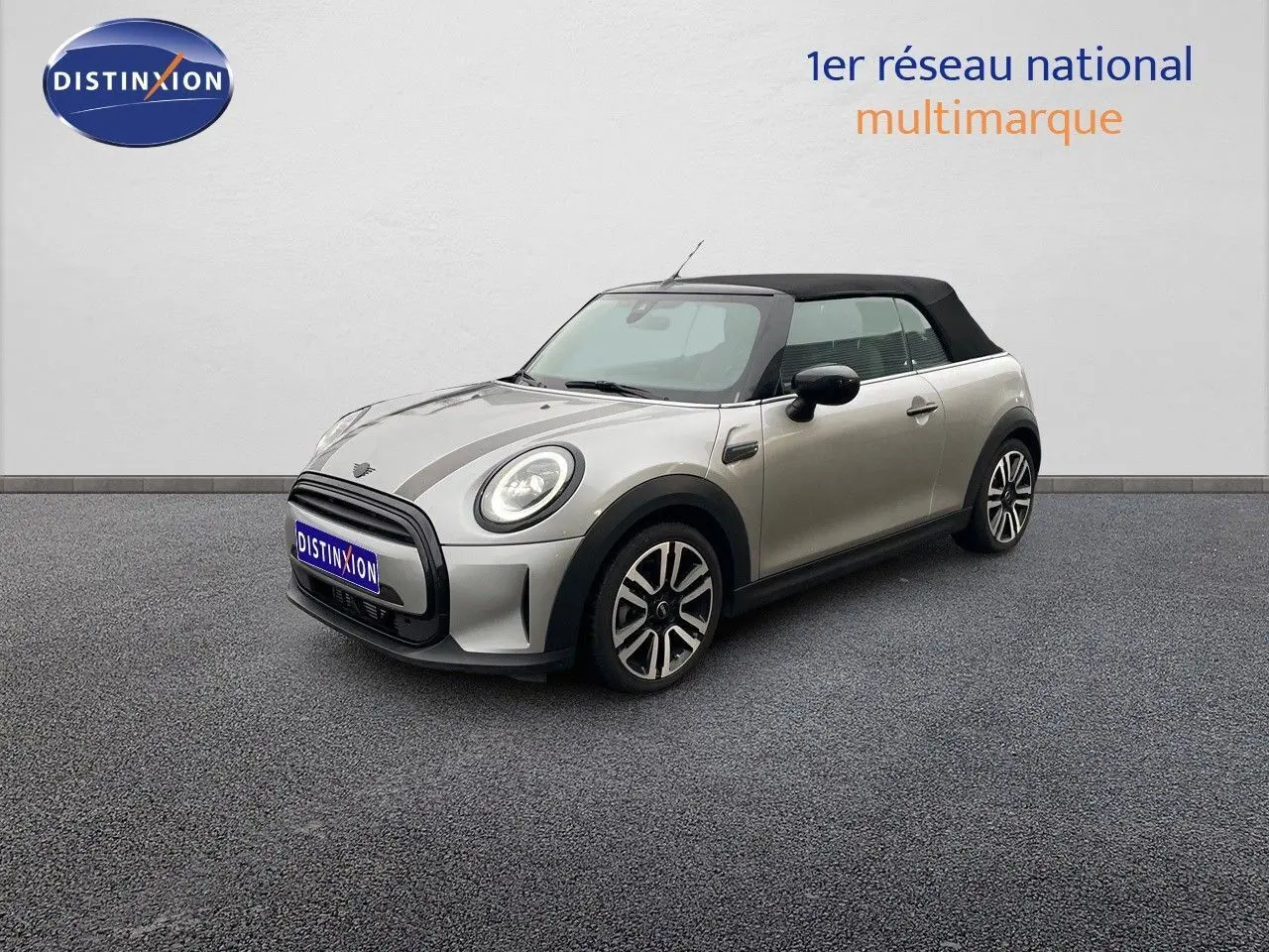 MINI Cabriolet 2023 Melting Silver vue 3/4 avant droit avec capote noire et jantes bicolores.