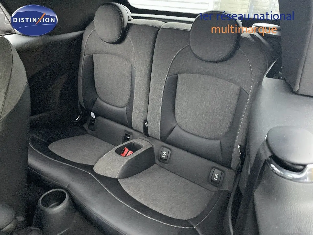 Vue rapprochée des sièges arrière gris foncé et tissu du MINI Cabriolet F57 2023, intérieur soigné et compact.