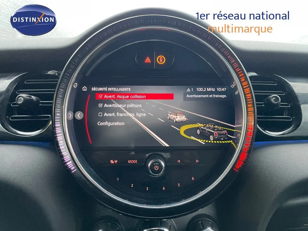 Écran central du tableau de bord de MINI Cabriolet F57 2023 affichant l'alerte de risque de collision en mode sécurité intelligente.