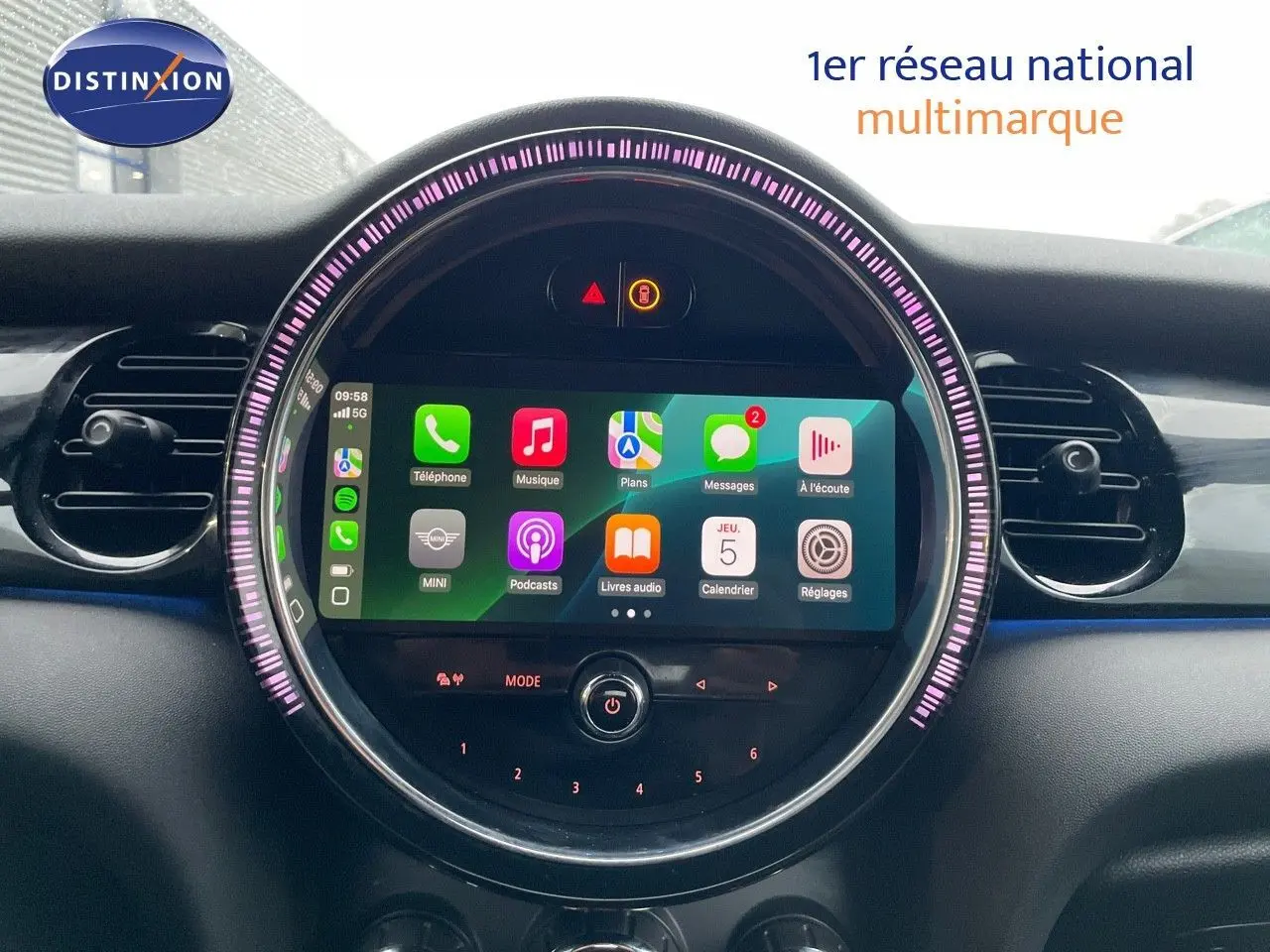 Tableau de bord du MINI Cabriolet F57 2023 avec écran tactile circulaire et éclairage LED violet autour.