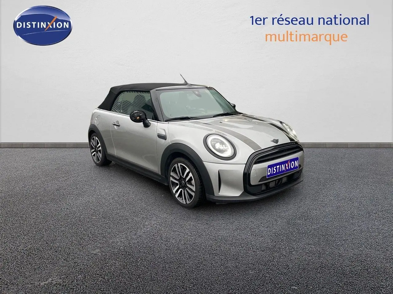 Mini Cabriolet 2023 Melting Silver vue 3/4 avant avec toit noir relevé et jantes bi-ton distinctives