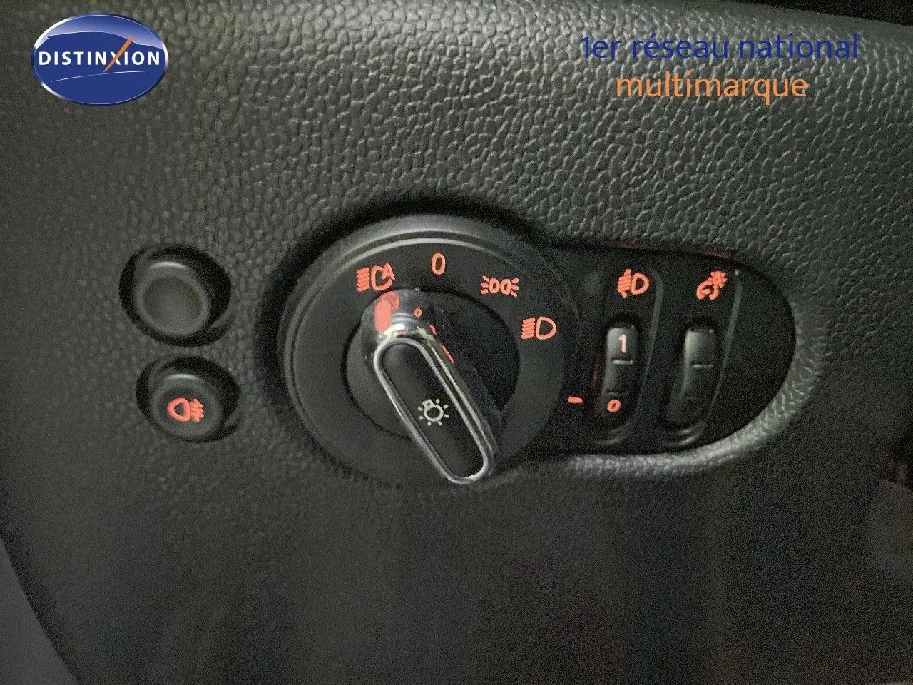 Gros plan sur le sélecteur d'éclairage intérieur de la MINI Cabriolet F57 2023 en finition Melting Silver Metal.