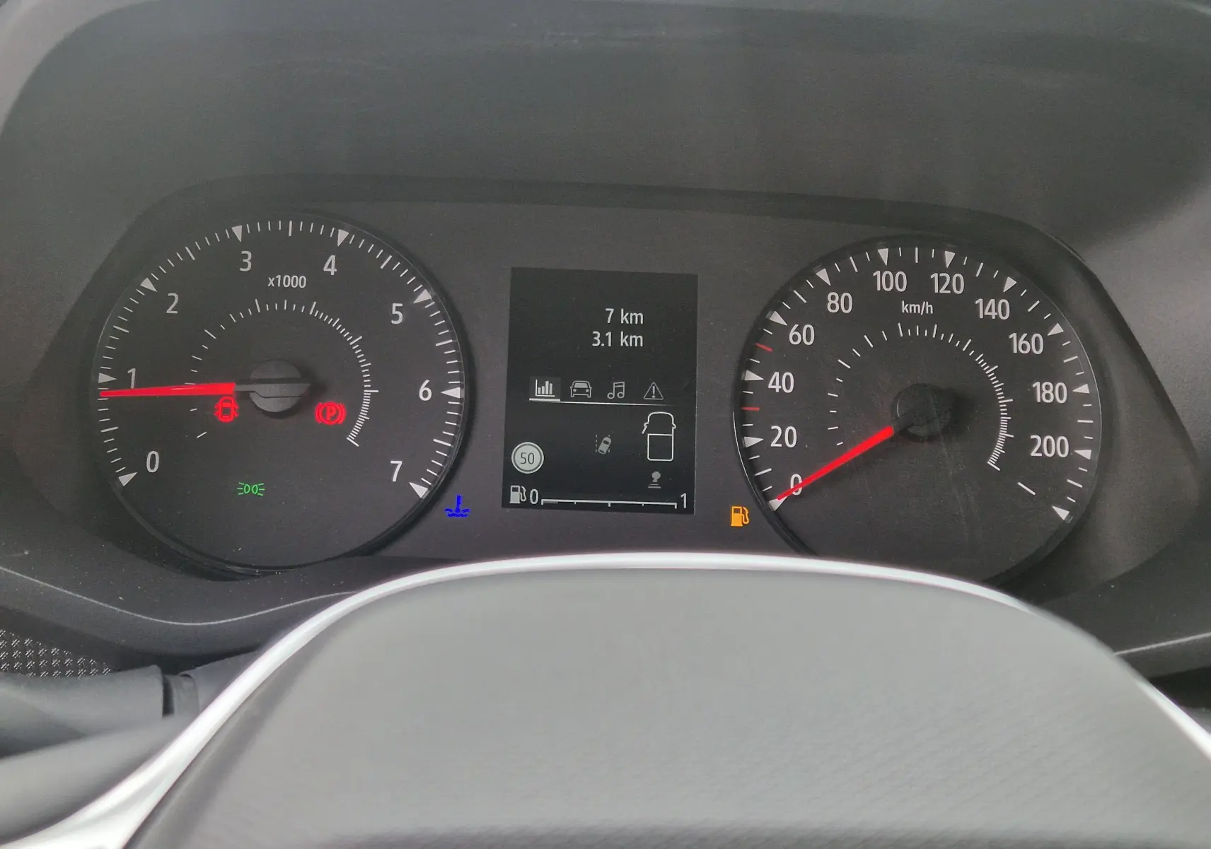 Tableau de bord du Renault Trafic Fourgon 2025 montrant compte-tours, vitesse et écran central avec alertes et jauge carburant.