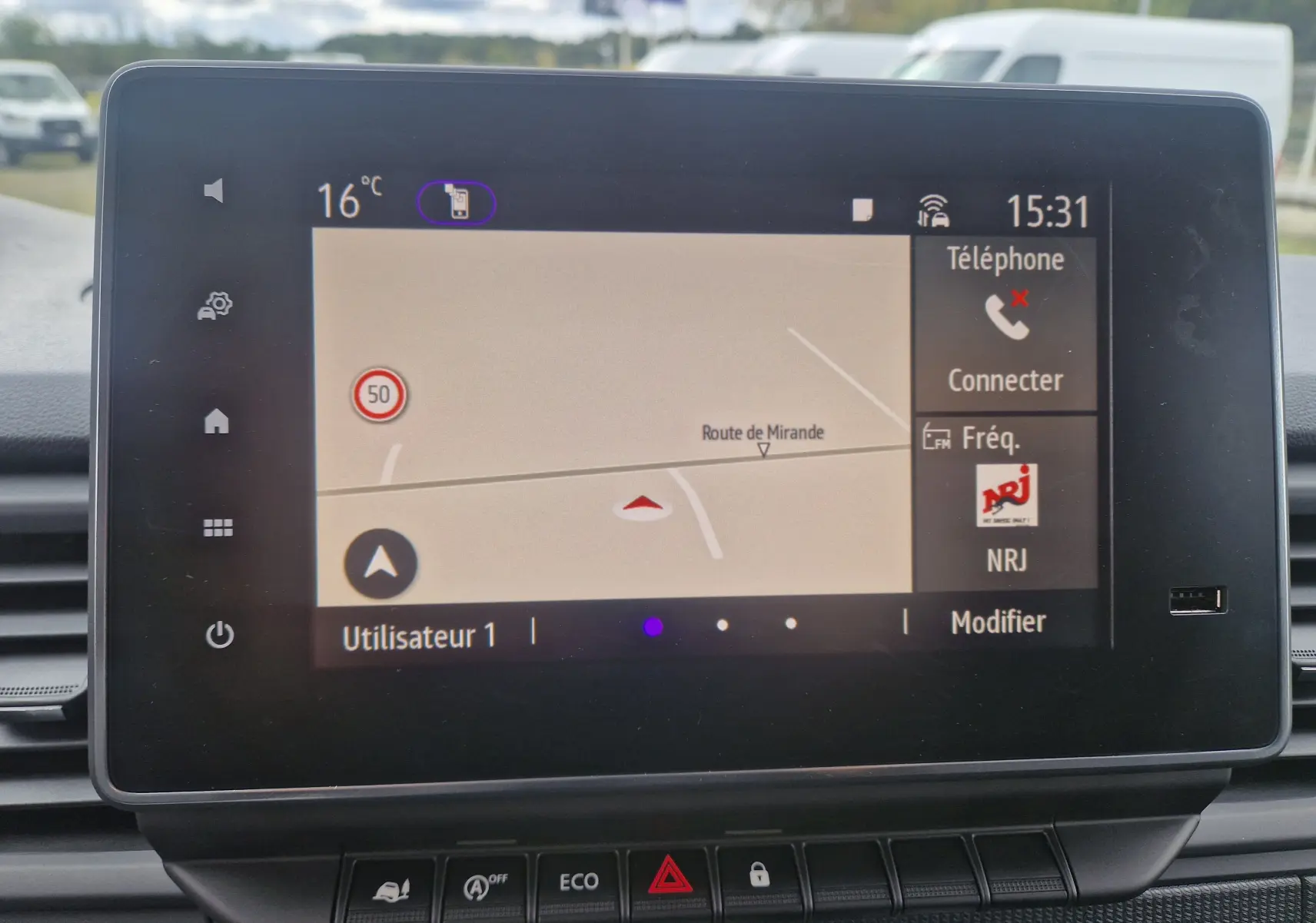 Écran tactile central du Renault Trafic Fourgon gris urbain 2025 affichant la navigation et les options connectées.