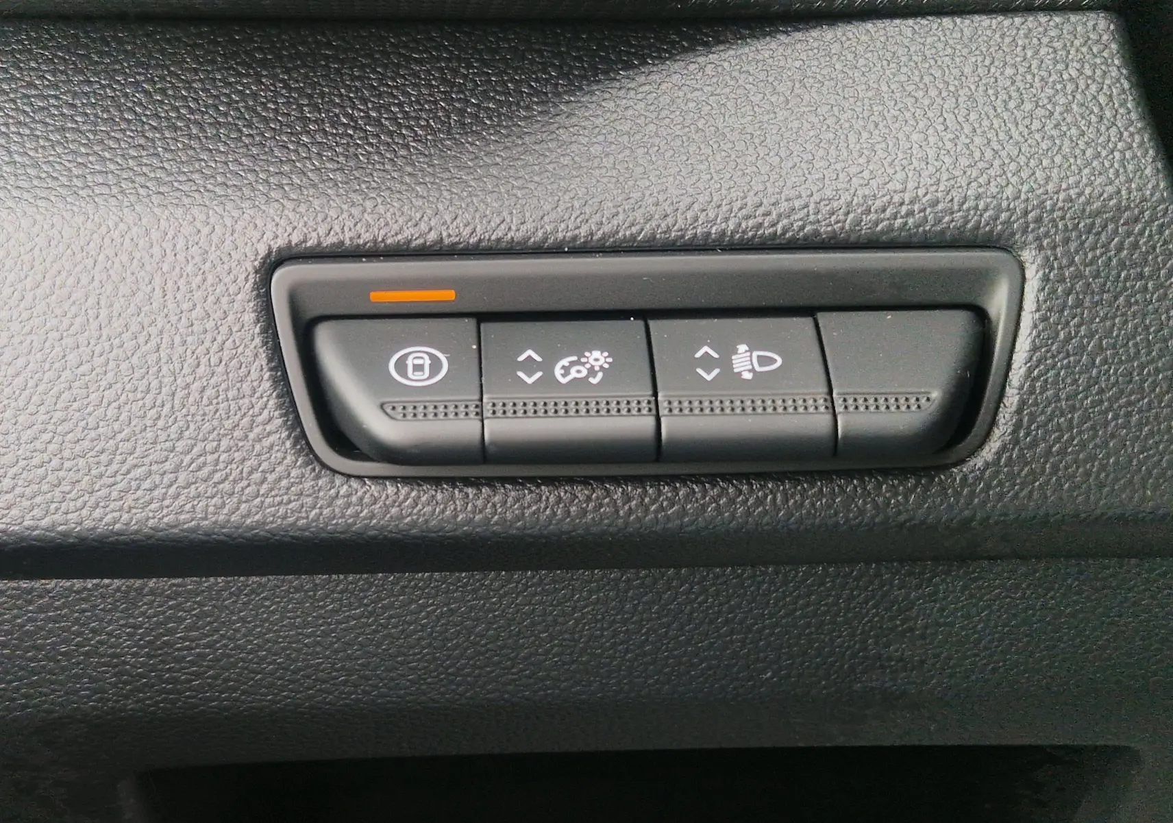 Gros plan sur les boutons de réglage d'éclairage et verrouillage intérieur du Renault Trafic Fourgon gris urbain 2025.