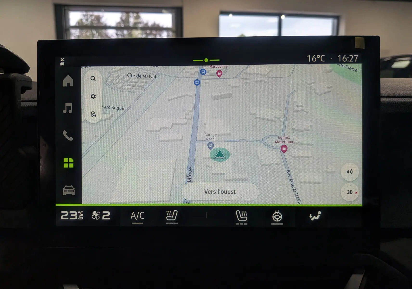 Écran tactile du système de navigation du Dacia Duster gris schiste, affichant une carte en intérieur du véhicule.