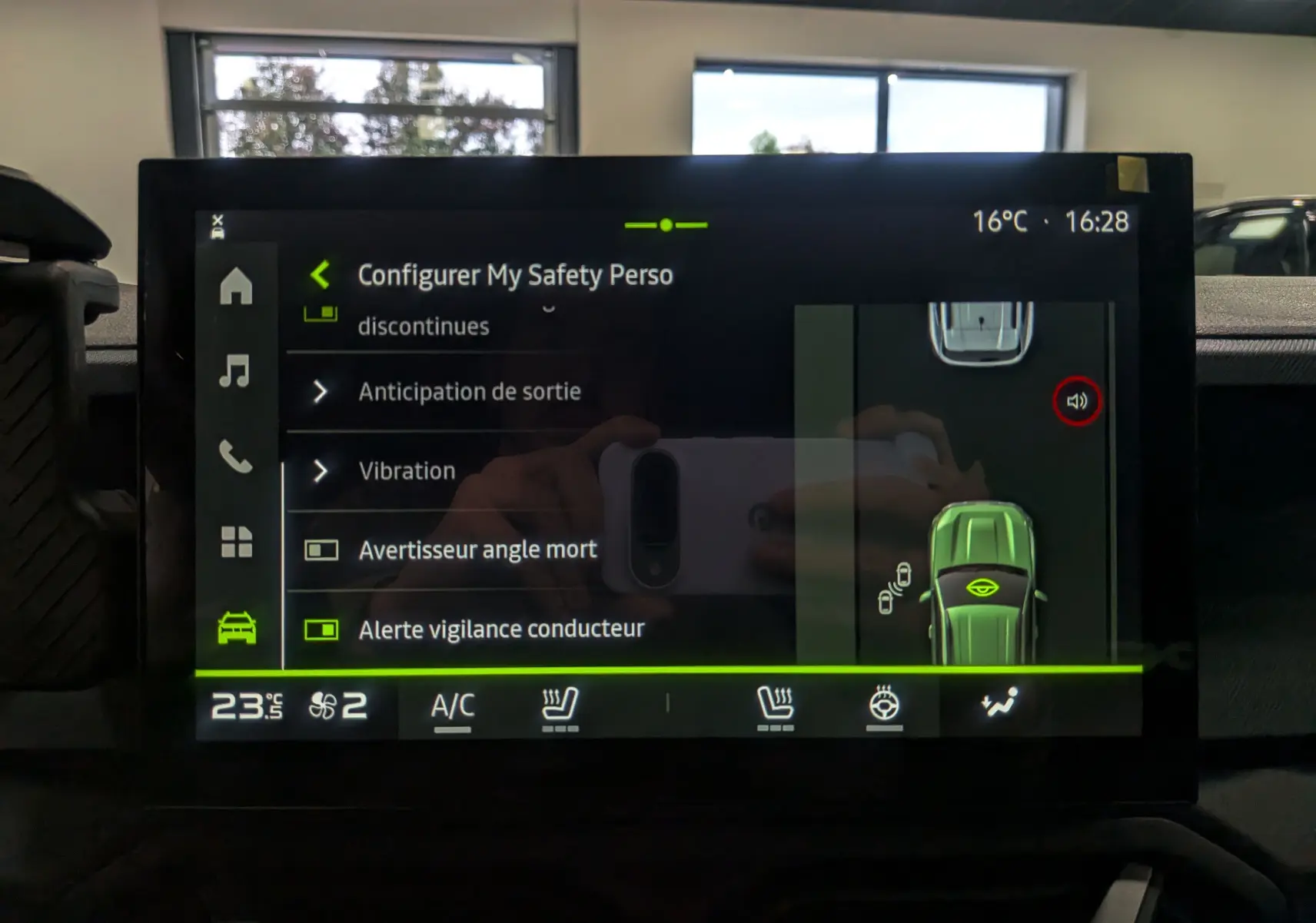Écran tactile intérieur du Dacia Duster 2025 affichant les réglages d'assistance à la conduite et la vue 360° du véhicule gris schiste.