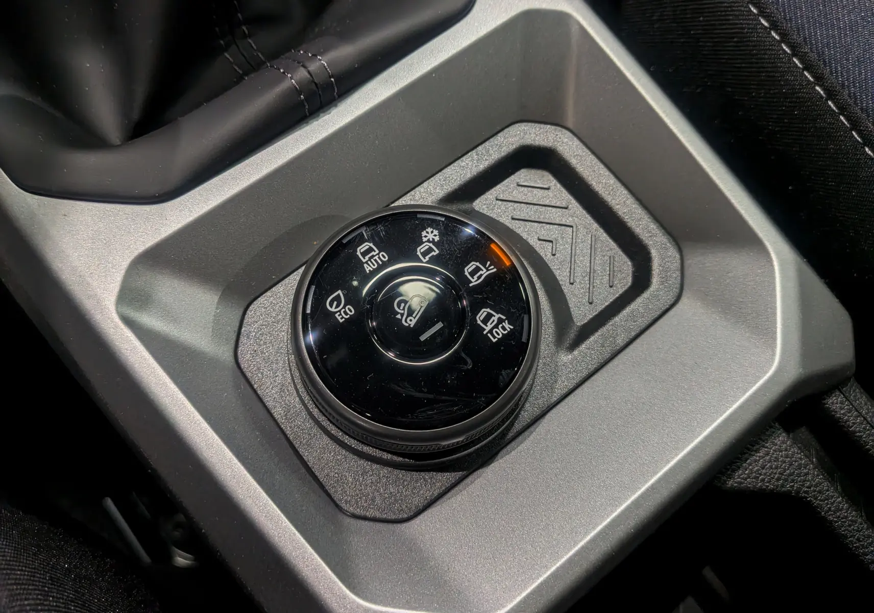 Gros plan sur la molette de sélection des modes de conduite du Dacia Duster gris schiste, intérieur moderne et fonctionnel.