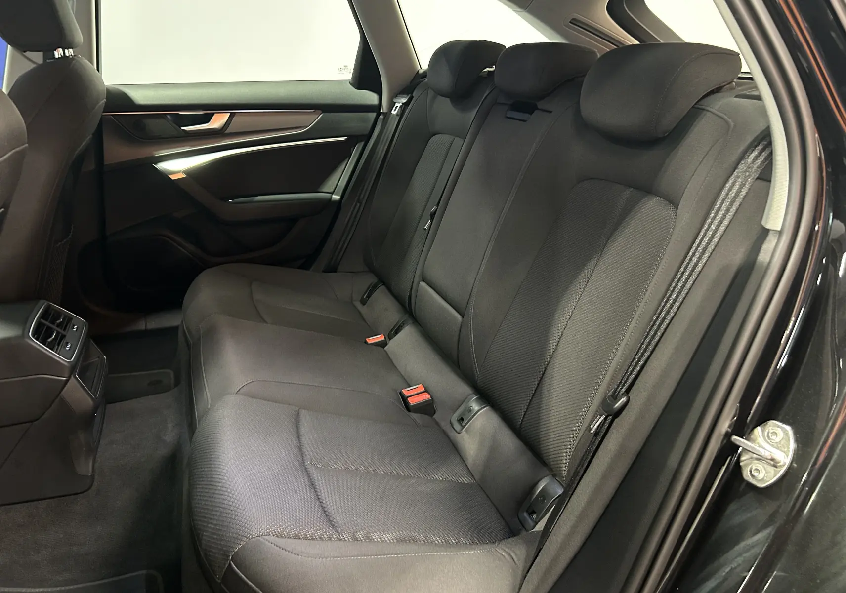 Vue intérieure côté droit sur les sièges arrière en tissu noir de l'Audi A6 Avant 40 TDI Business Executive 2019.
