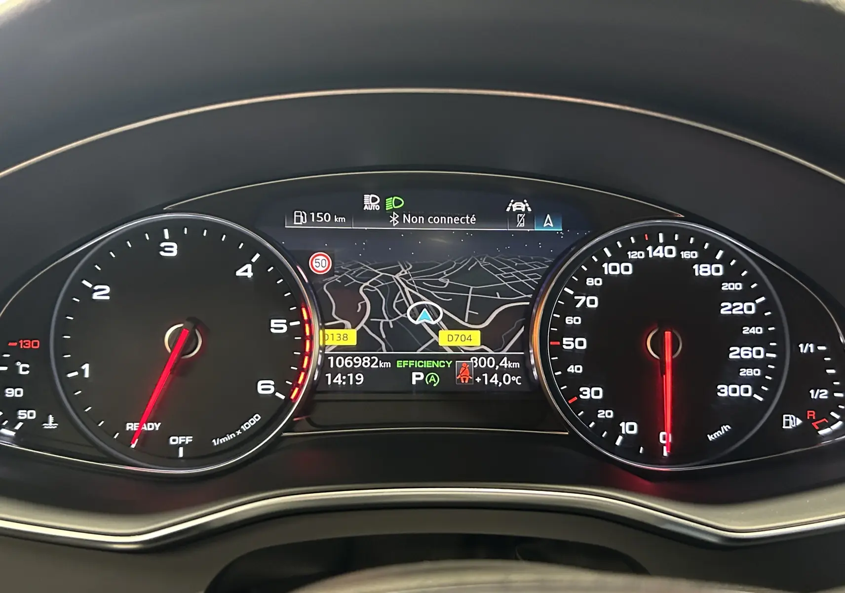 Tableau de bord numérique de l'Audi A6 Avant 40 TDI 2019 avec compte-tours, vitesse et navigation affichés.