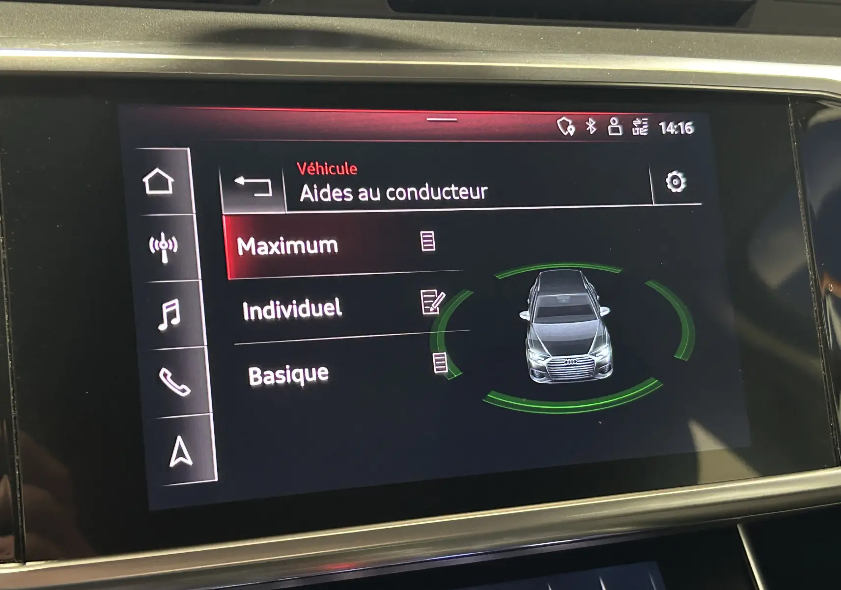 Écran central affichant les options d’aides au conducteur avec une illustration grise de l’Audi A6 Avant vue de dessus.