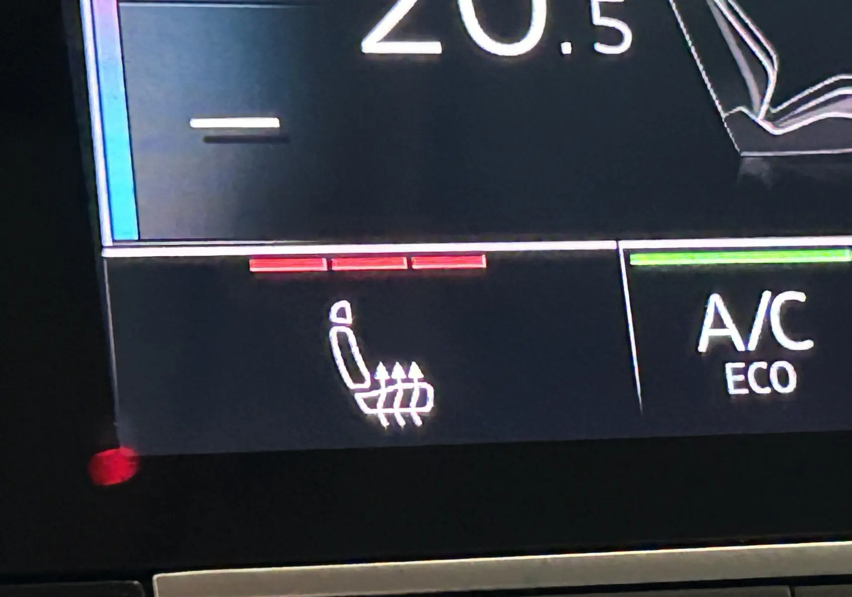 Détail du tableau de bord de l'Audi A6 Avant 40 TDI 2019 montrant la commande du siège chauffant avec trois niveaux rouges.
