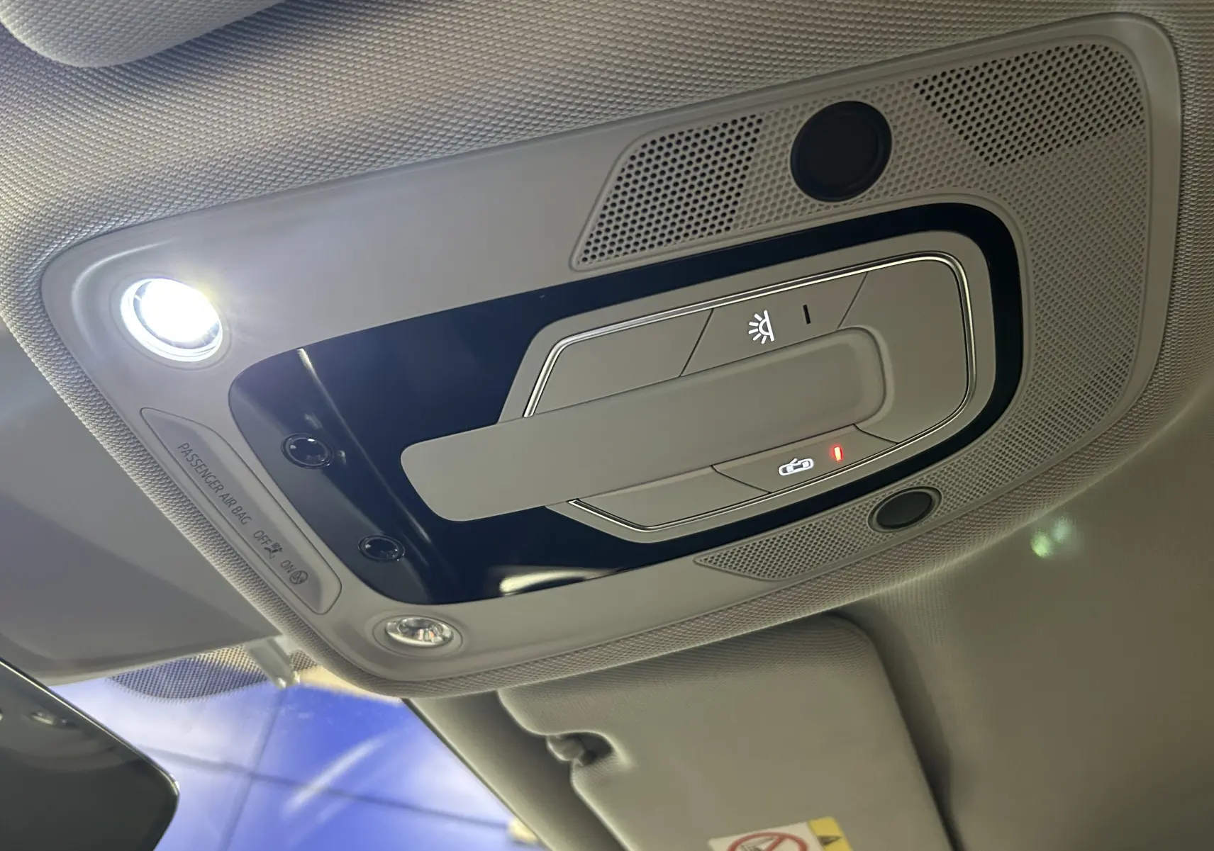 Plafonnier intérieur avec éclairage LED et commandes, vue en contre-plongée dans l'Audi A6 Avant noire de 2019.
