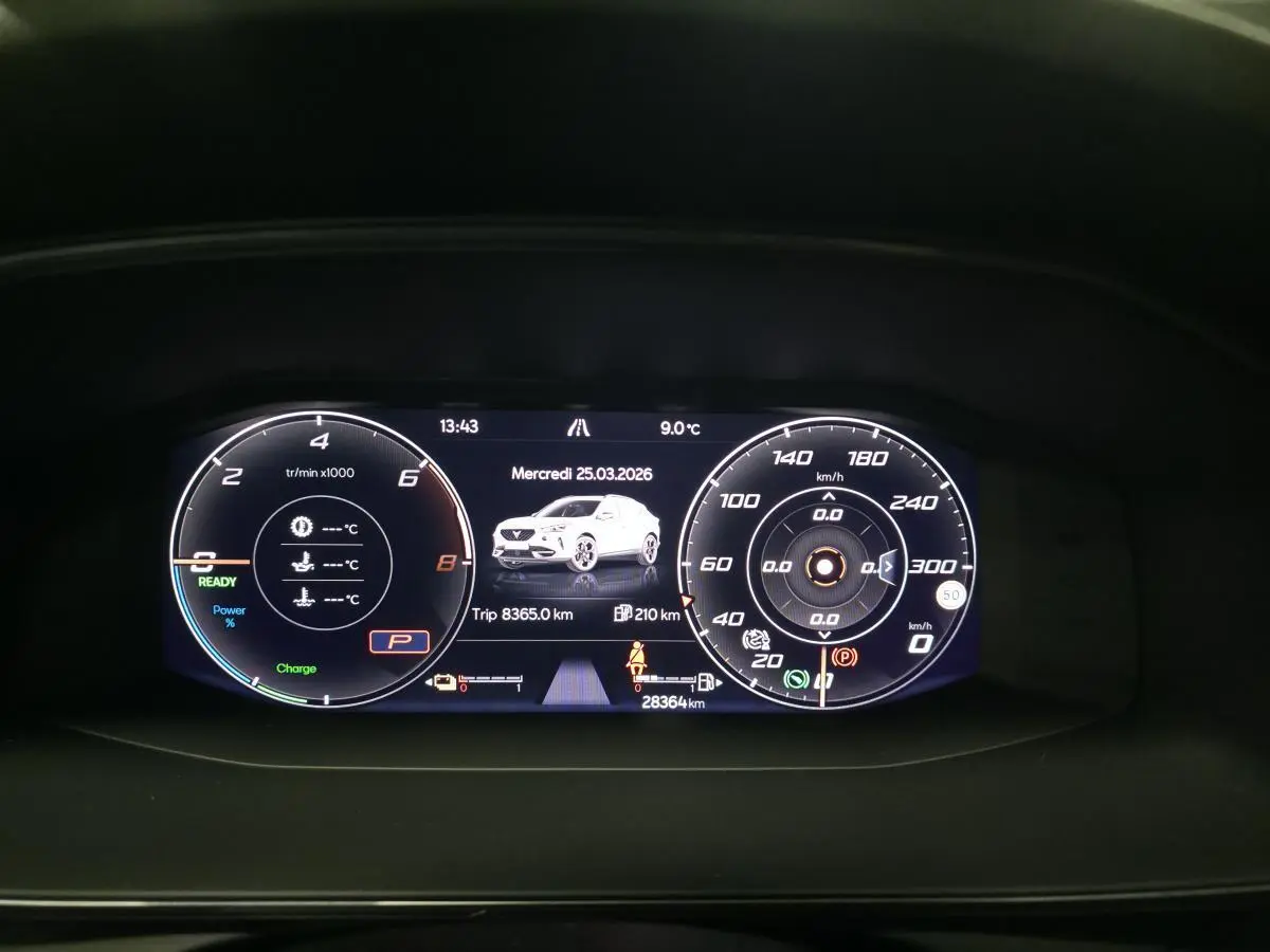 Combiné d'instruments digital de la CUPRA Formentor 1.4 e-Hybrid 2023 affichant vitesse, régime et autonomie.