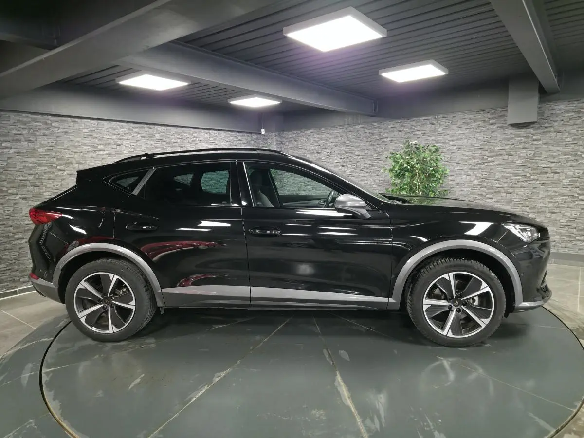 Vue de profil côté gauche d'un CUPRA Formentor noir Minuit avec jantes alliage 18 pouces et détails Dark Alu.