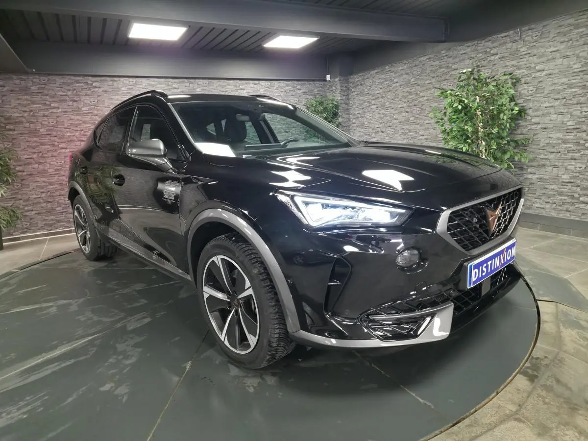 Vue 3/4 avant du CUPRA Formentor noir Minuit avec jantes alliage 18'' et détails Dark Alu contrastants.