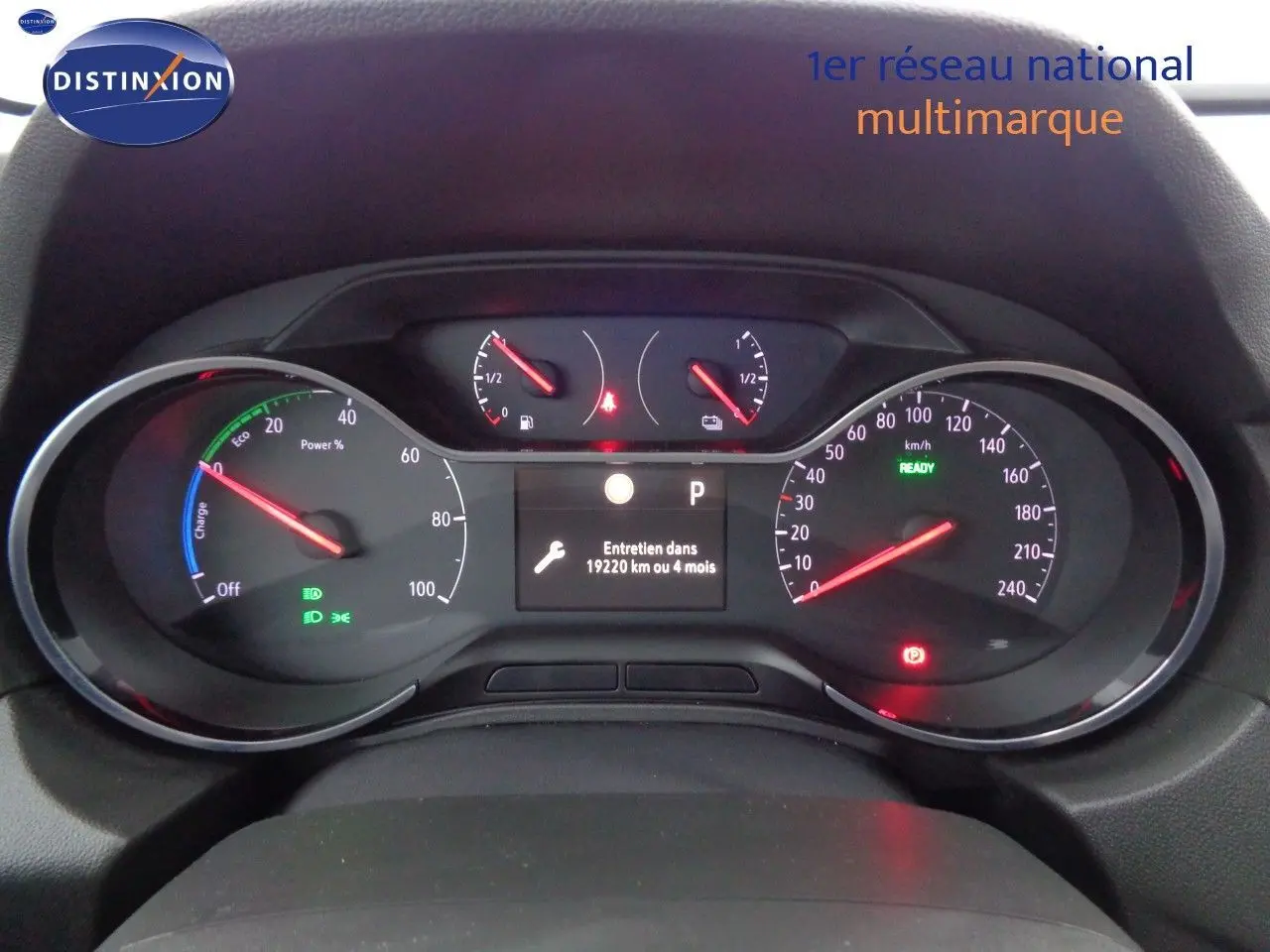 Tableau de bord numérique de l'Opel Grandland X blanc nacré, affichant compteurs et alertes au démarrage.