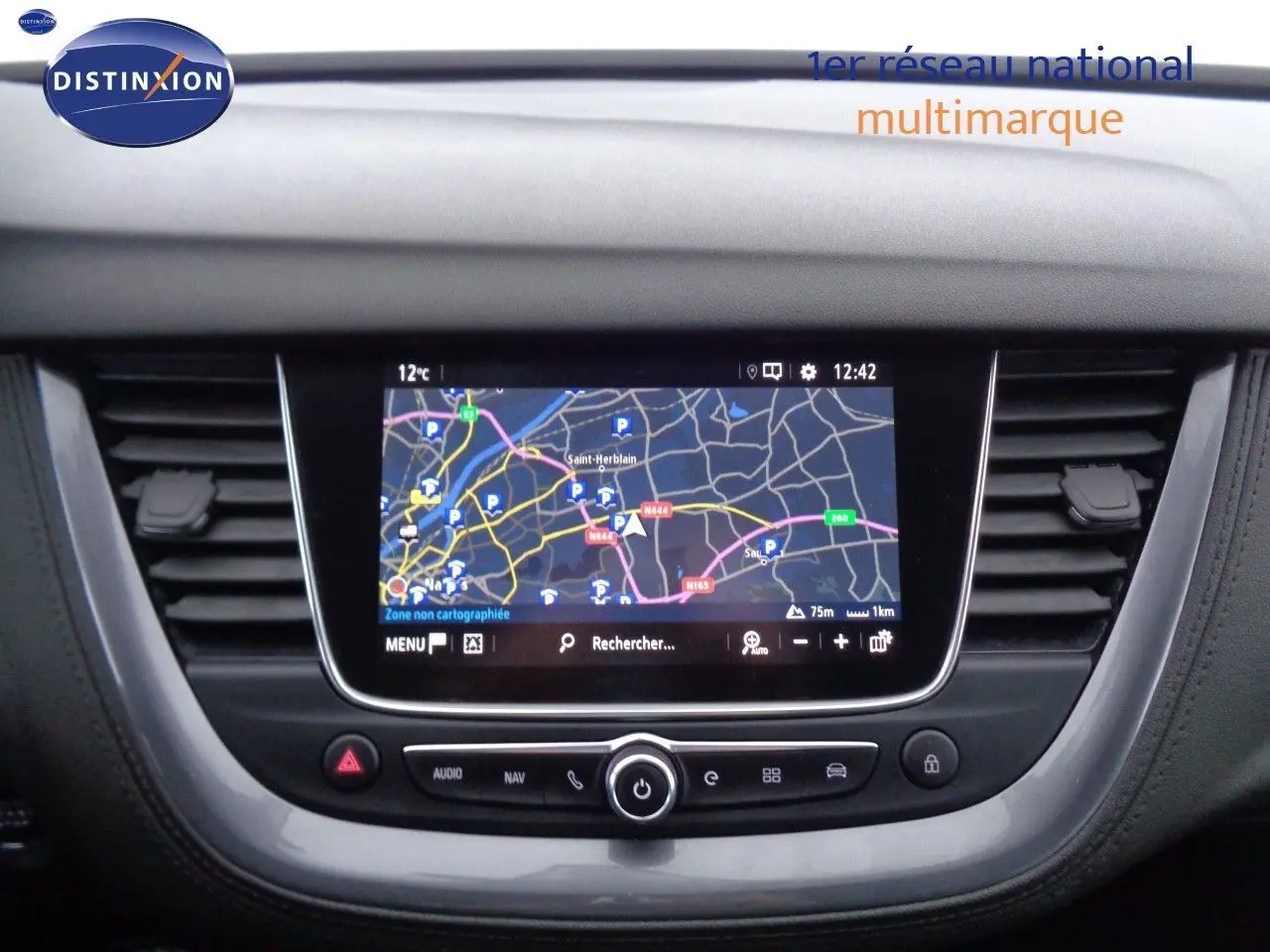 Écran tactile central avec navigation GPS du tableau de bord d'une Opel Grandland X blanc nacré, version 2021.