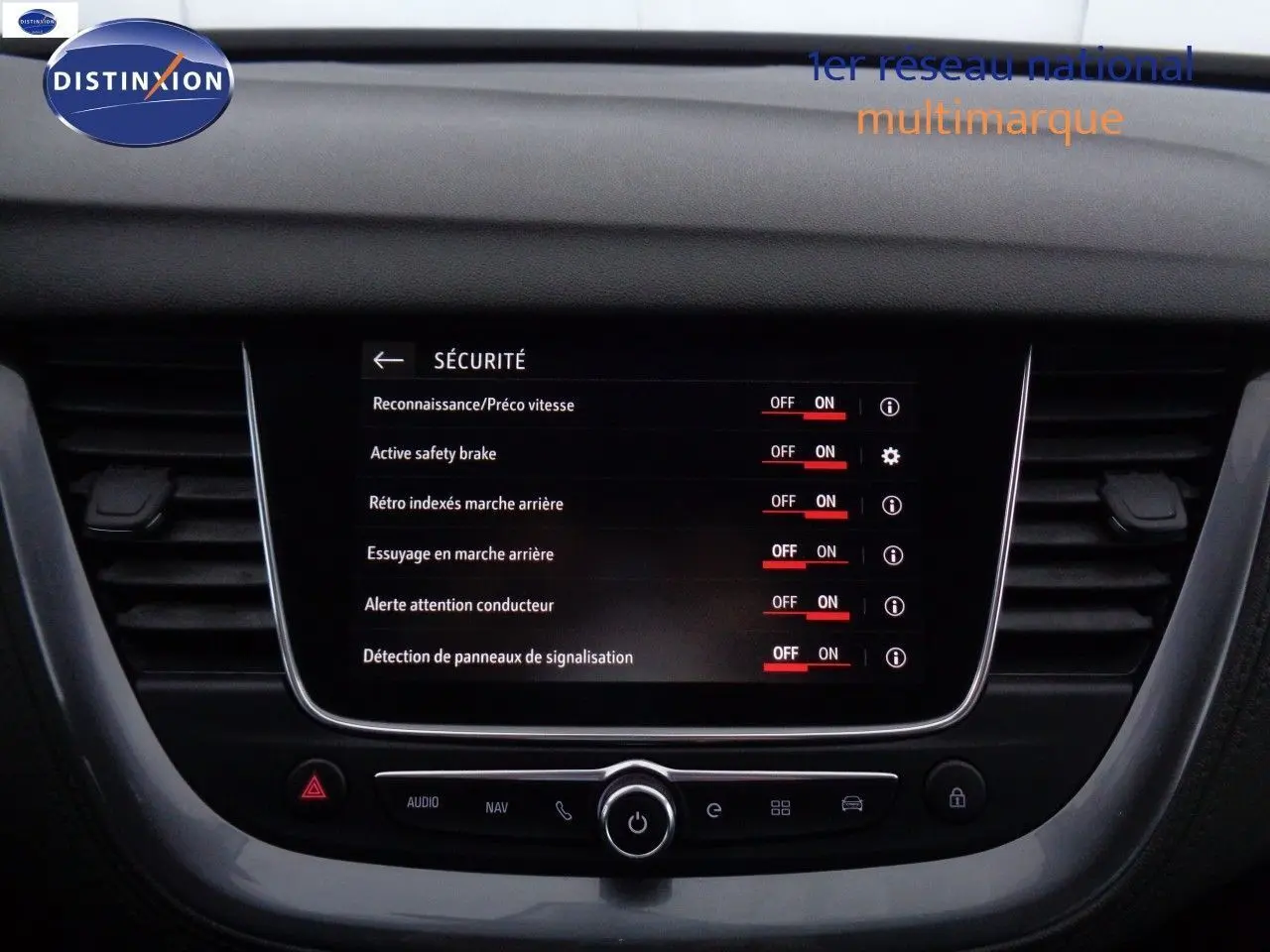 Écran central tactile affichant les options de sécurité du tableau de bord de l'Opel Grandland X blanc nacré.