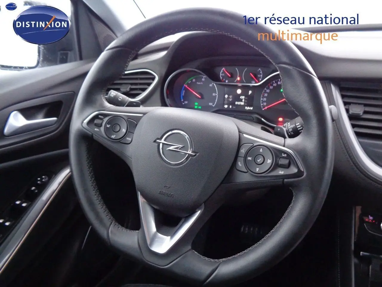 Vue rapprochée du volant en cuir noir de l'Opel Grandland X 1.6 Hybrid Turbo 2021 avec tableau de bord numérique.