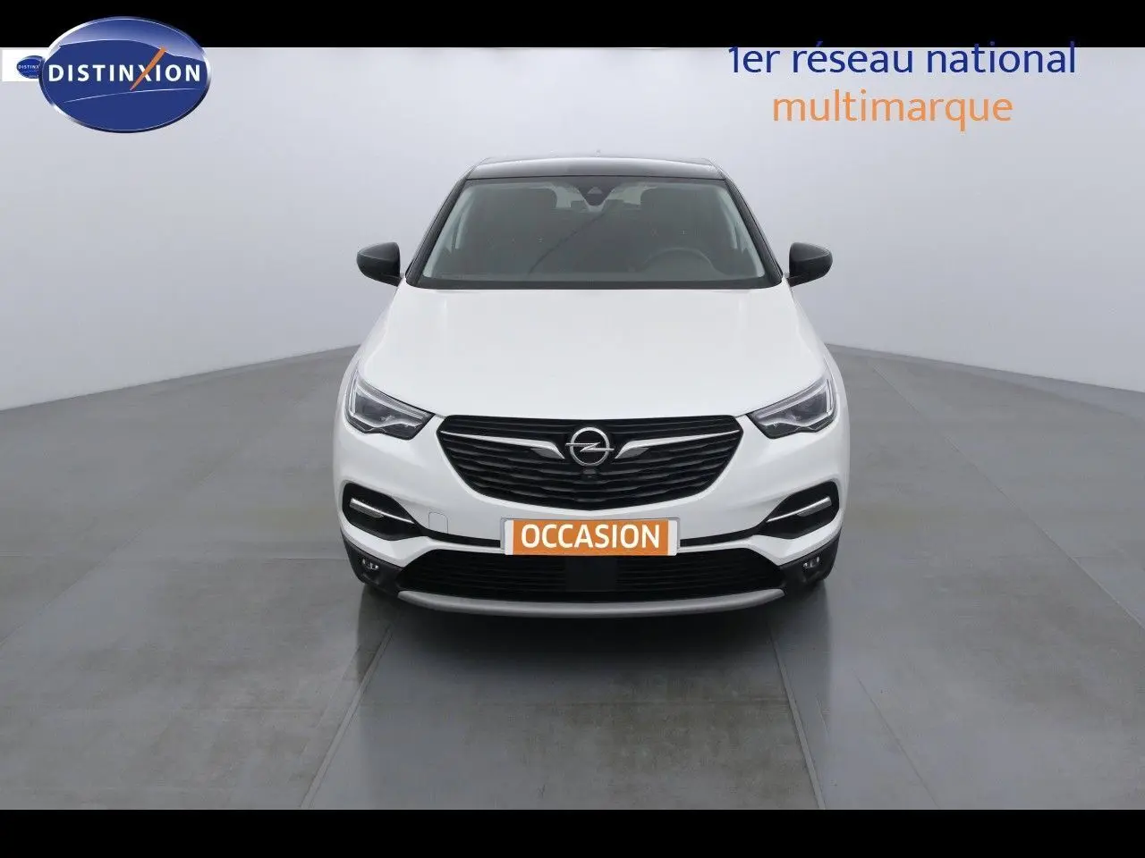 Opel Grandland X blanc nacré vu de face, mettant en valeur sa calandre noire et ses phares LED modernes.