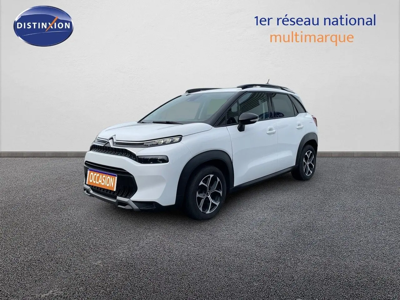 Citroën C3 Aircross blanc polaire en 3/4 avant droit, avec toit noir et jantes bi-ton visibles.
