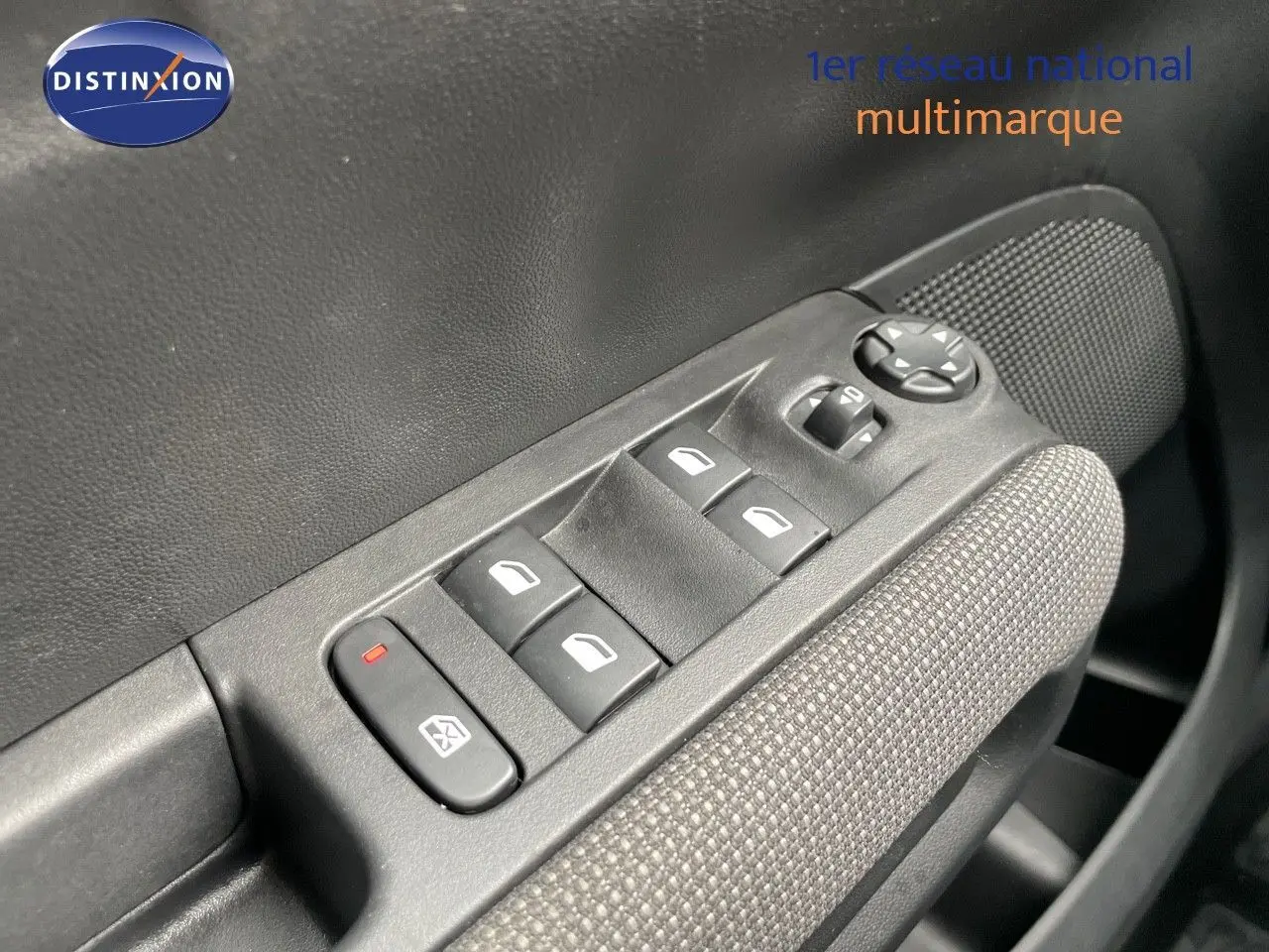 Gros plan sur les commandes des vitres électriques et rétroviseurs côté conducteur du Citroën C3 Aircross blanc polaire 2023.