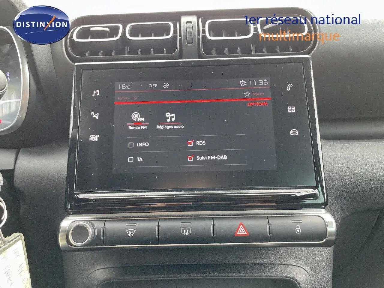 Vue rapprochée de la console centrale du Citroën C3 Aircross blanc polaire avec écran tactile et commandes climatisation.