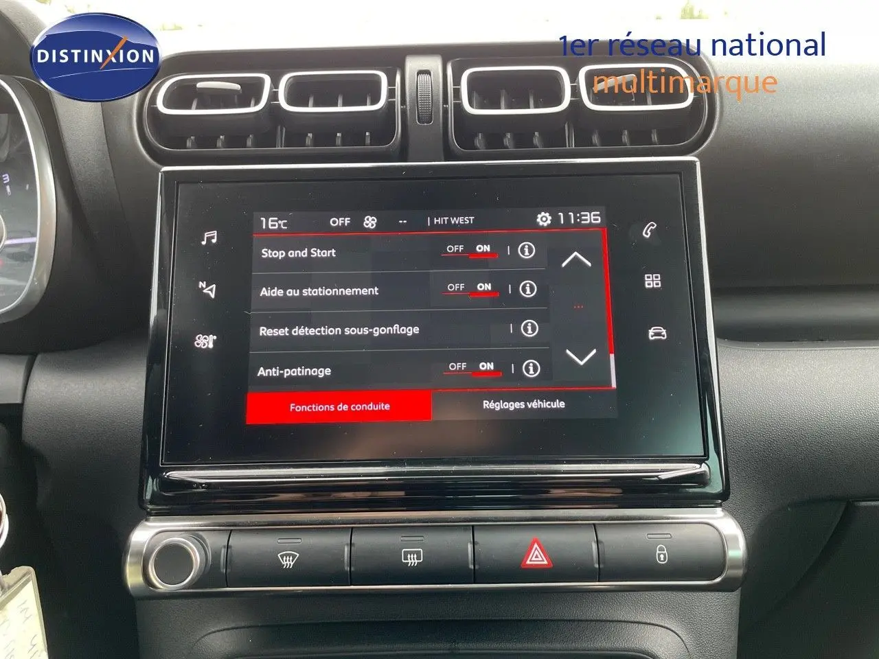 Écran tactile central du tableau de bord du Citroën C3 Aircross blanc polaire, affichant les réglages d'aide à la conduite.