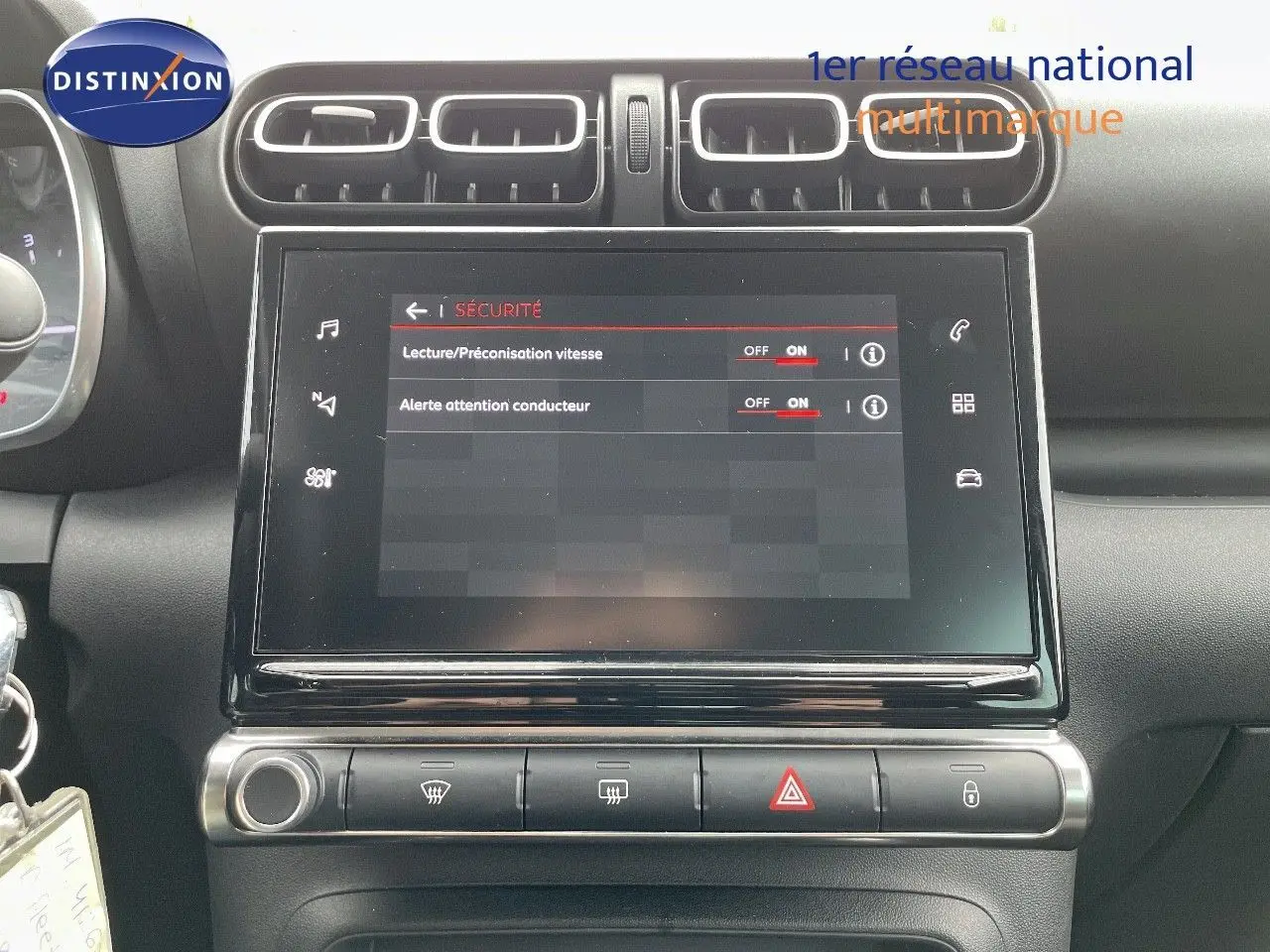 Écran tactile central affichant les réglages de sécurité du Citroën C3 Aircross 2023, intérieur noir.