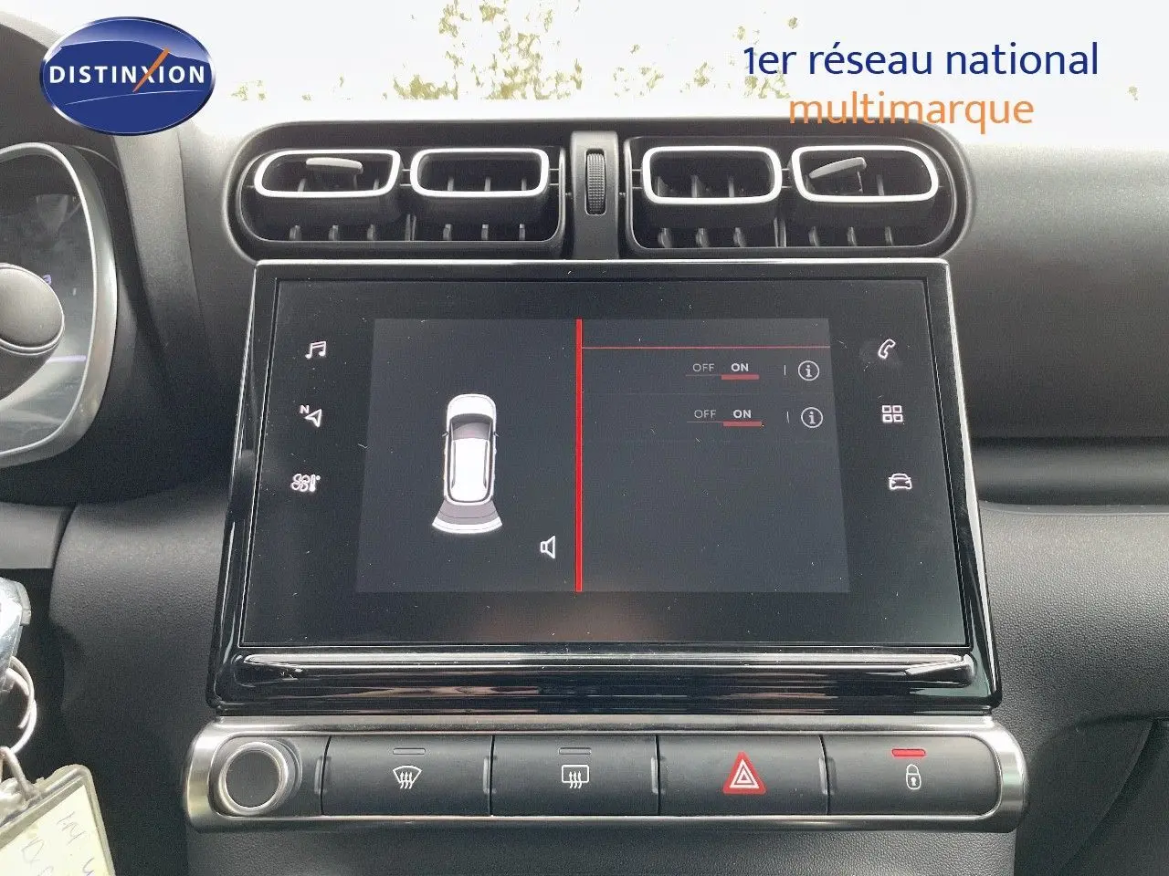 Écran tactile central du tableau de bord du Citroën C3 Aircross 2023 avec commandes de climatisation et alertes visibles.