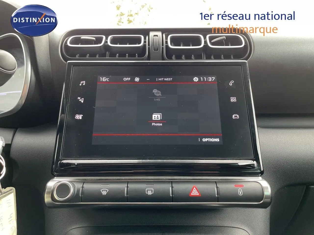 Écran tactile central et commandes de climatisation du tableau de bord du Citroën C3 Aircross blanc polaire 2023.