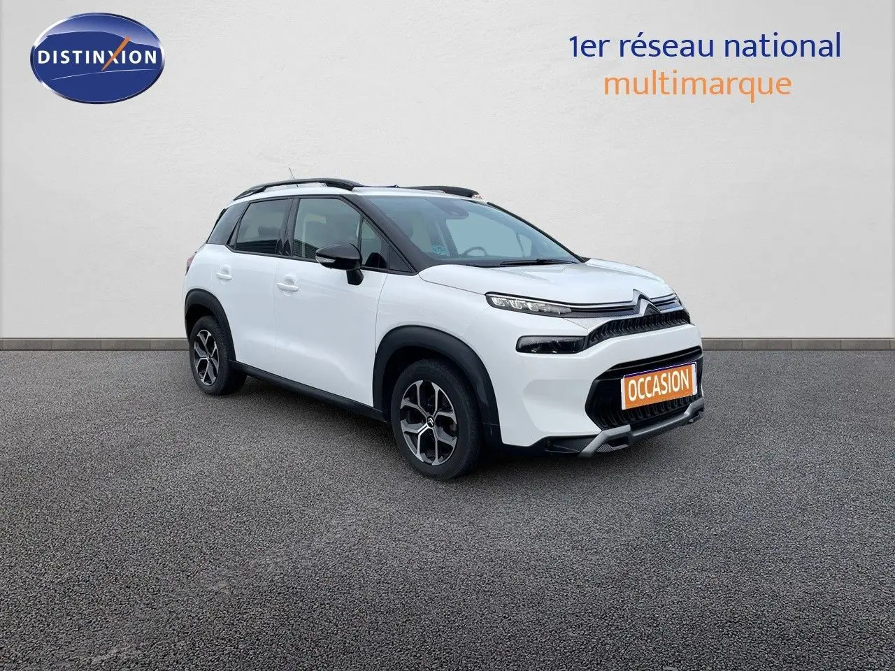 Citroën C3 Aircross blanc polaire en 3/4 avant droit avec toit noir et jantes bi-ton visibles.