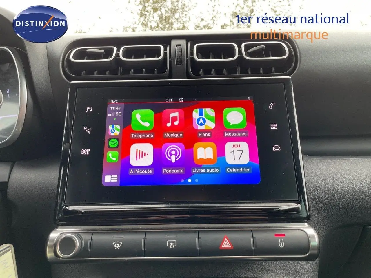 Écran tactile central allumé dans l'habitacle noir du Citroën C3 Aircross 2023, version Shine.