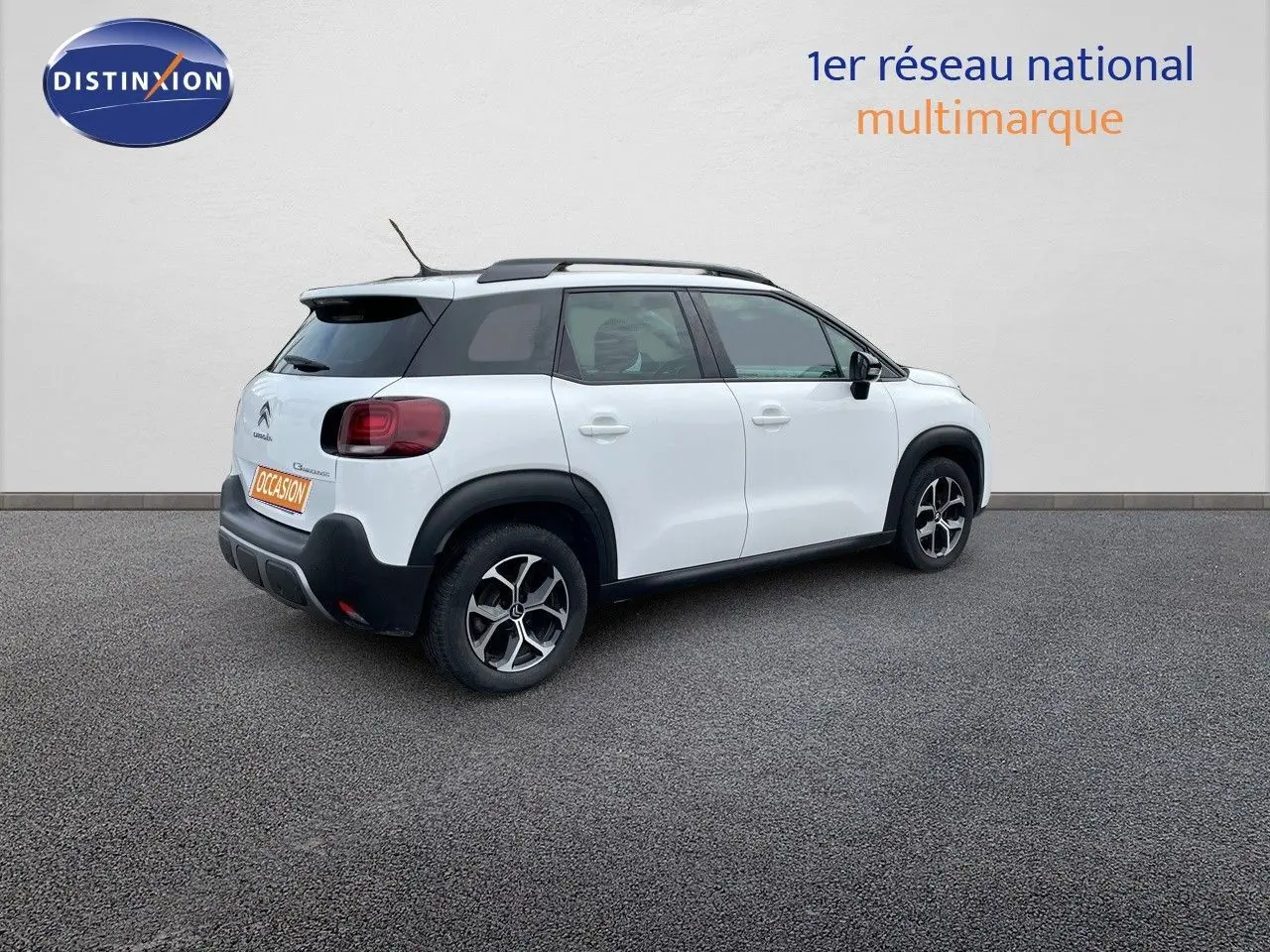 Citroën C3 Aircross blanc polaire vue 3/4 arrière droit, avec jantes bi-ton et toit noir contrasté.