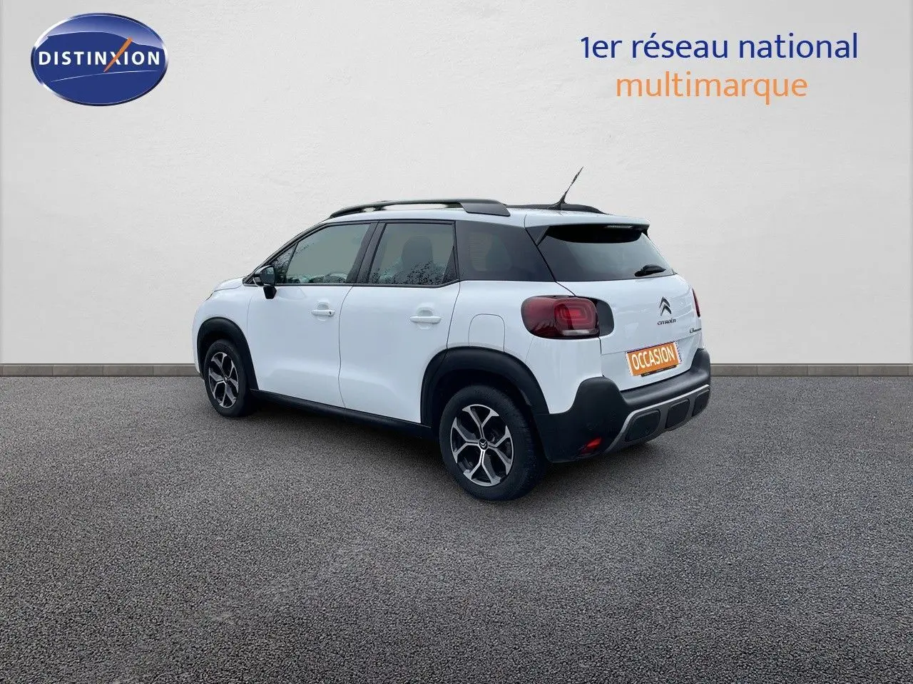 Citroën C3 Aircross blanc polaire vue 3/4 arrière droit avec toit noir et jantes bi-ton.
