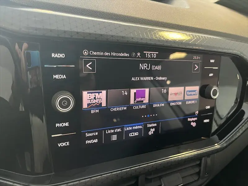 Écran tactile multimédia du Volkswagen T-Cross 1.0 TSI 110 DSG Carat affichant les stations radio numériques.