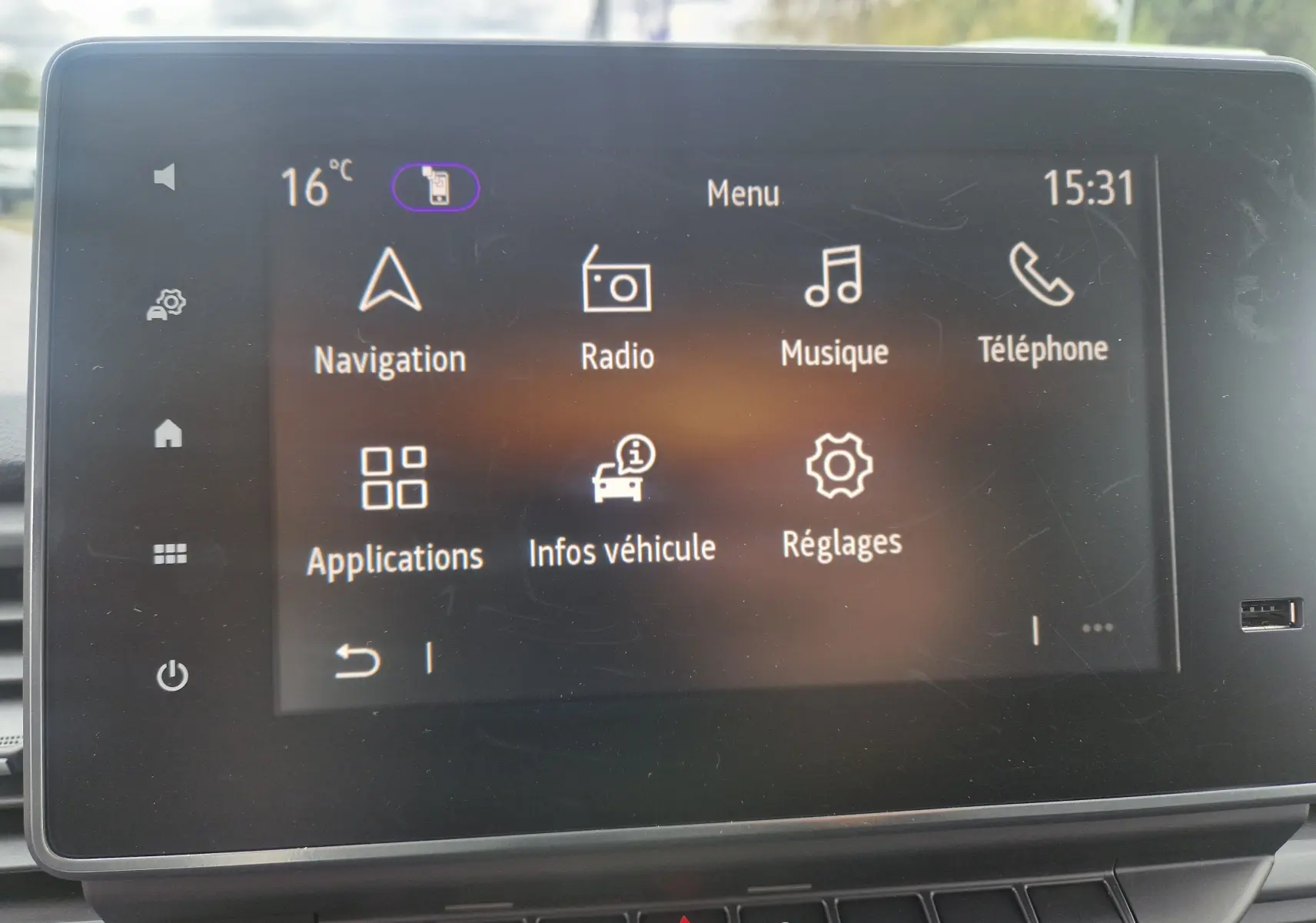 Écran tactile central du Renault Trafic Fourgon 2025 affichant le menu principal avec options navigation, radio et téléphone.