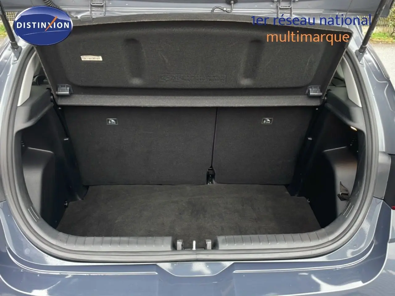 Coffre ouvert vu de l'arrière d'une Hyundai i20 2025 gris Aurora Metal, montrant l'espace de chargement vide.