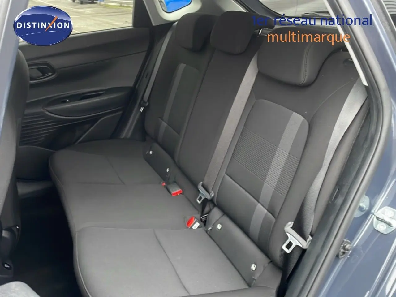 Vue intérieure côté droit des sièges arrière en tissu noir d'une Hyundai i20 1.0 TGDI 100CH KLASS gris Aurora Metal 2025.