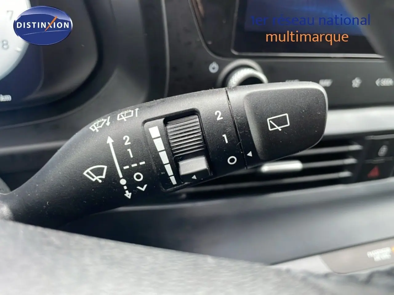 Gros plan sur la commande des essuie-glaces dans l’habitacle d’une Hyundai i20 gris Aurora Metal, version 2025.
