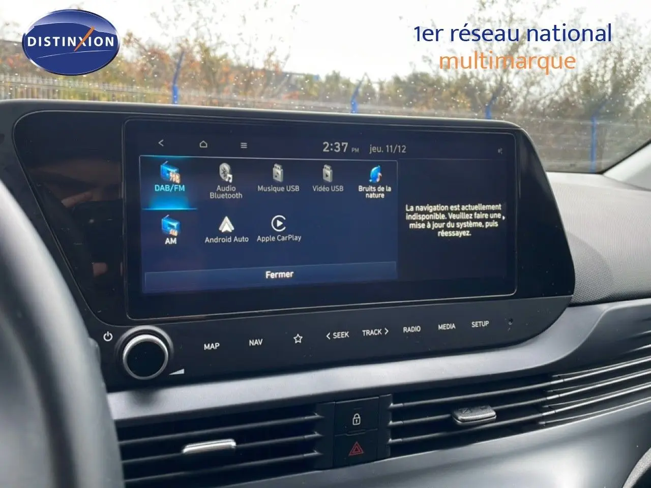 Vue intérieure centrée sur l'écran tactile multimédia du tableau de bord de la Hyundai i20 2025 gris Aurora Metal.