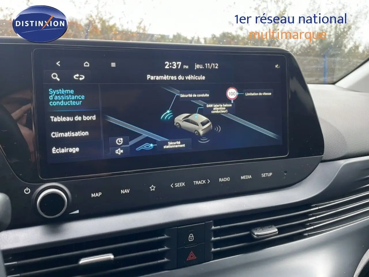 Écran tactile central du tableau de bord de la Hyundai i20 2025 gris Aurora, affichant les paramètres d’assistance conducteur.