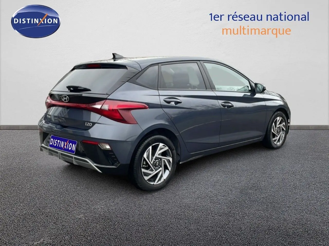Vue 3/4 arrière droite d'une Hyundai i20 gris Aurora Metal avec jantes alliage et feux arrière LED distinctifs.