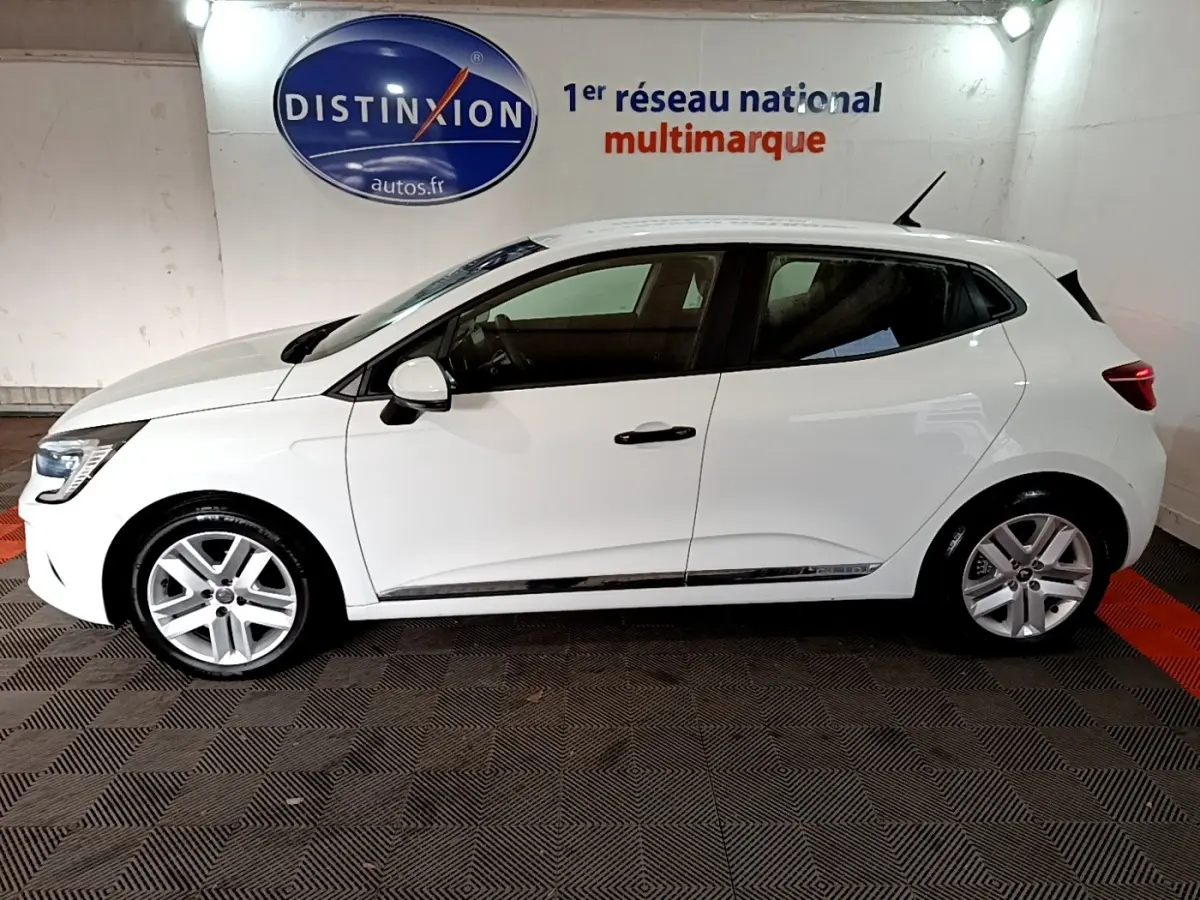 Profil droit d'une Renault Clio Business blanche 2021, avec jantes alliage et feux arrière LED visibles.
