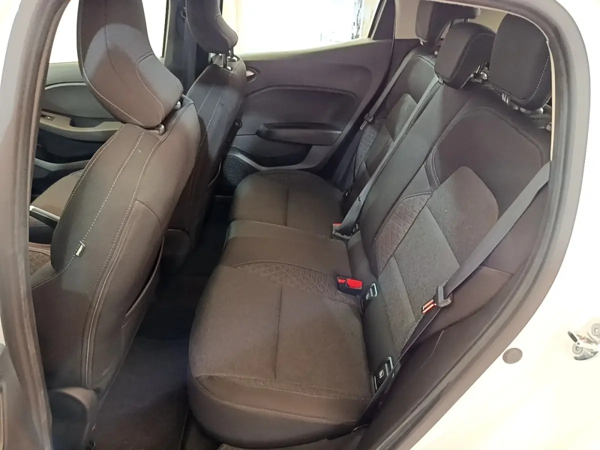 Vue intérieure côté droit montrant la banquette arrière noire de la Renault Clio Business SCe 65 blanche 2021.