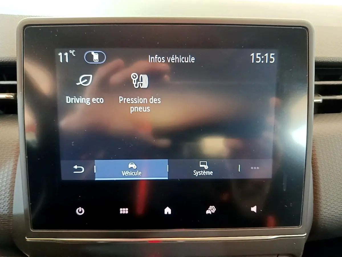 Écran tactile central affichant les infos véhicule, température extérieure 11°C, dans une Renault Clio blanche de 2021.