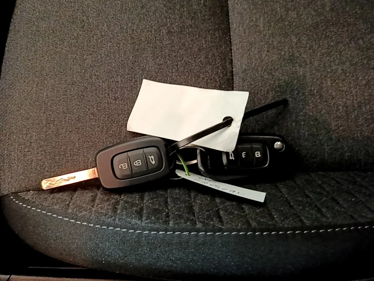 Je vois que l'image montre des clés de voiture posées sur un siège, sans vue directe du véhicule lui-même. Pour une description alt adaptée à l'image fournie, voici une proposition :

Clés de voiture Renault posées sur un siège tissu