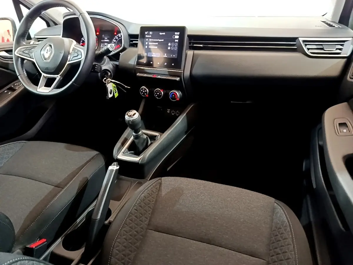 Intérieur Renault Clio Business 2021 vu côté conducteur, tableau de bord avec écran tactile et volant multifonctions.