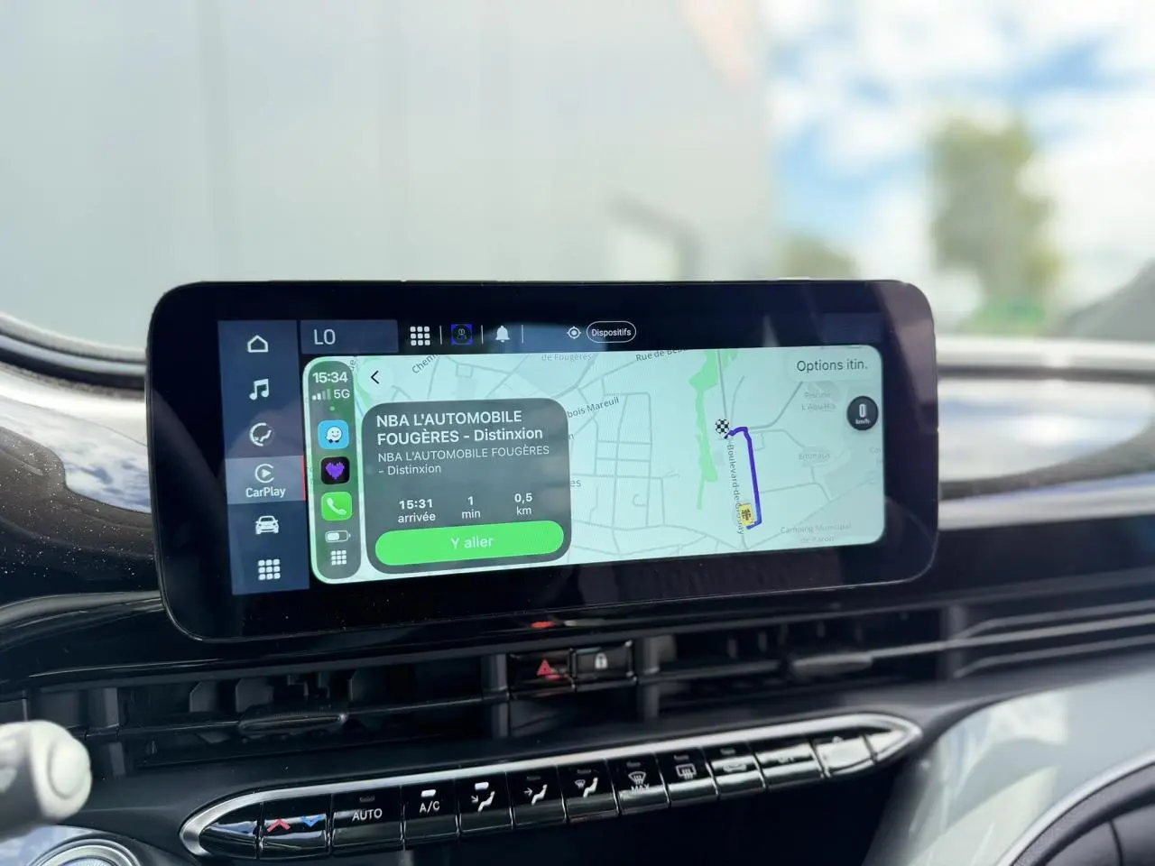 Écran tactile central affichant la navigation GPS dans l’habitacle moderne du Fiat 500 électrique noir Onyx, vue de face.